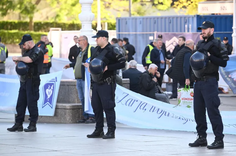 Molitelji na koljenima: Krunica s jedne strane, prosvjednici s druge, policija napravila kordon