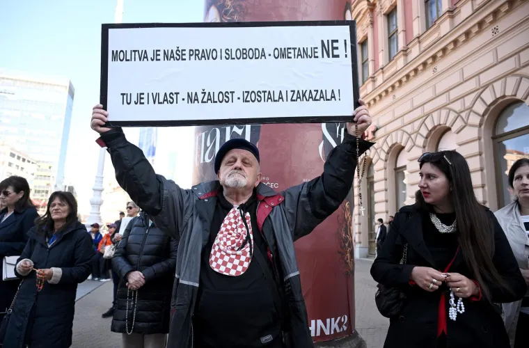 Molitelji na koljenima: Krunica s jedne strane, prosvjednici s druge, policija napravila kordon