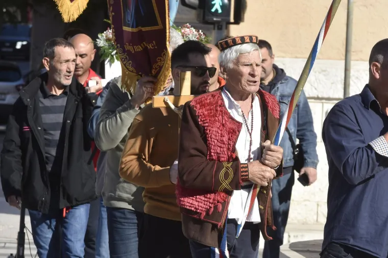 Molitelji na koljenima: Krunica s jedne strane, prosvjednici s druge, policija napravila kordon