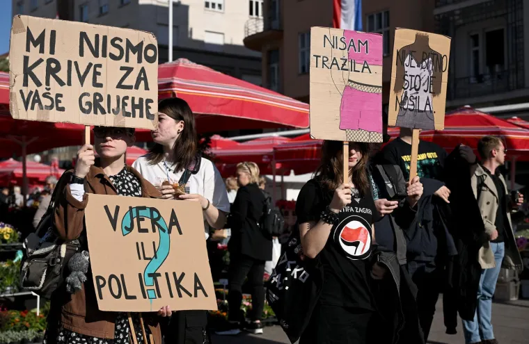 Molitelji na koljenima: Krunica s jedne strane, prosvjednici s druge, policija napravila kordon