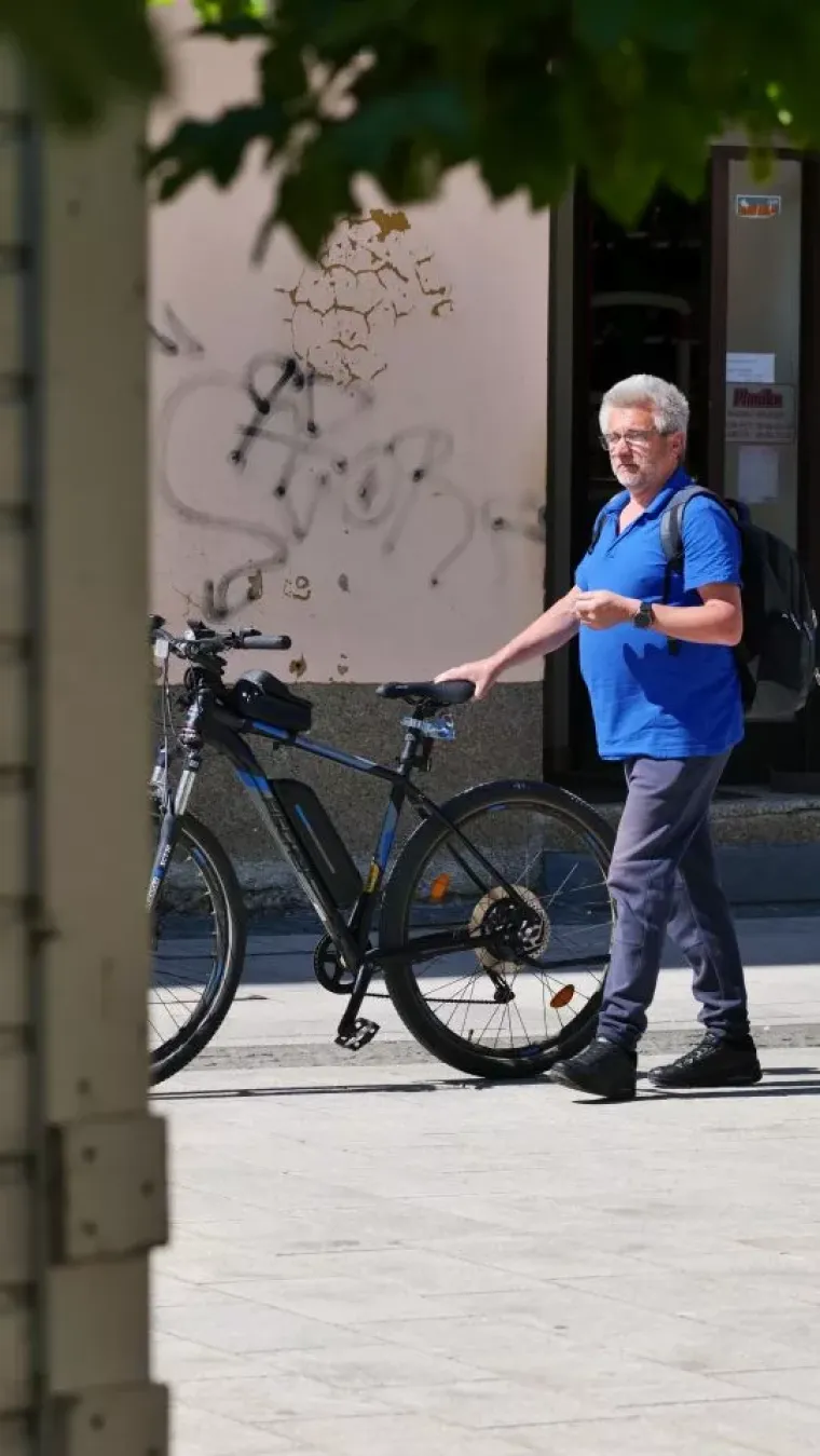 Wow! Dama u svilenoj haljini ostavila sve bez riječi i pokazala &scaron;to znači prava elegancija