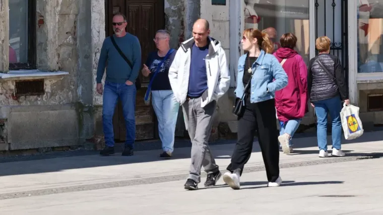 Wow! Dama u svilenoj haljini ostavila sve bez riječi i pokazala &scaron;to znači prava elegancija