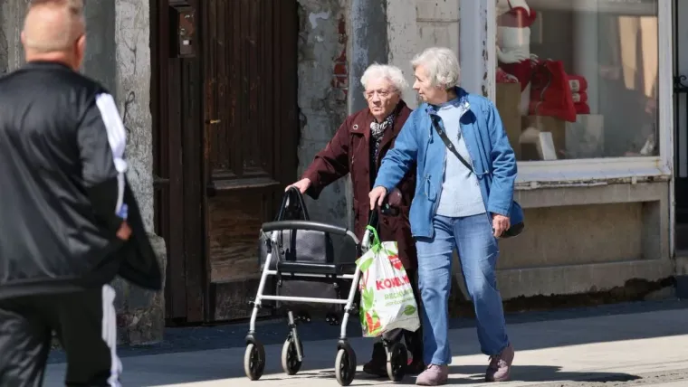 Wow! Dama u svilenoj haljini ostavila sve bez riječi i pokazala &scaron;to znači prava elegancija