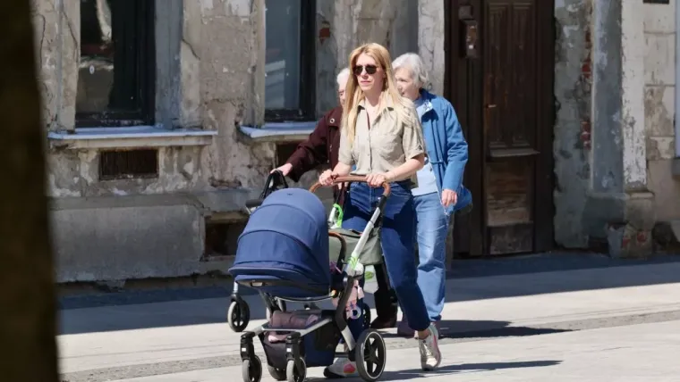 Wow! Dama u svilenoj haljini ostavila sve bez riječi i pokazala &scaron;to znači prava elegancija