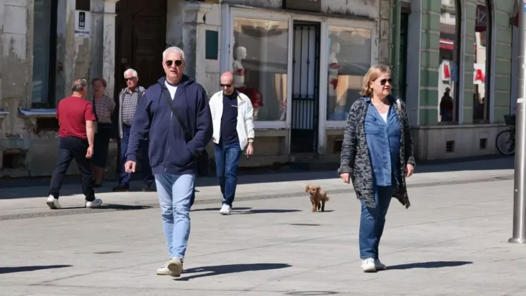 Wow! Dama u svilenoj haljini ostavila sve bez riječi i pokazala &scaron;to znači prava elegancija