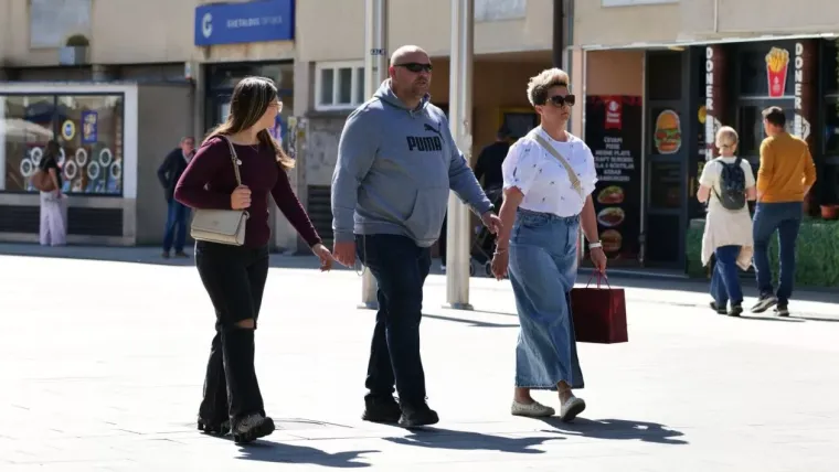 Wow! Dama u svilenoj haljini ostavila sve bez riječi i pokazala &scaron;to znači prava elegancija
