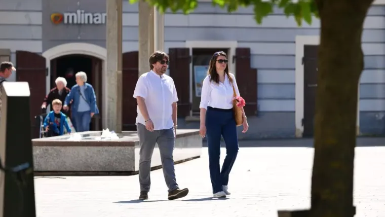 Wow! Dama u svilenoj haljini ostavila sve bez riječi i pokazala &scaron;to znači prava elegancija