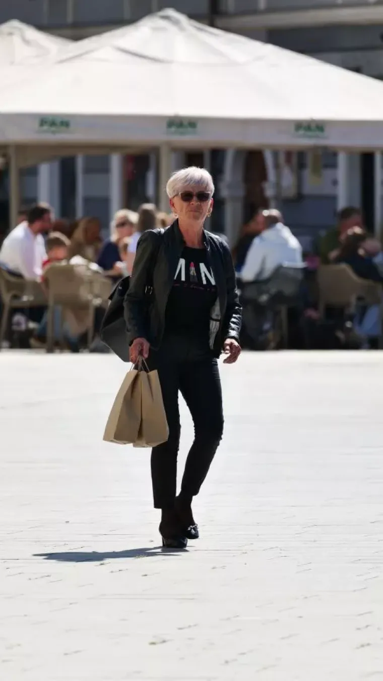 Wow! Dama u svilenoj haljini ostavila sve bez riječi i pokazala &scaron;to znači prava elegancija