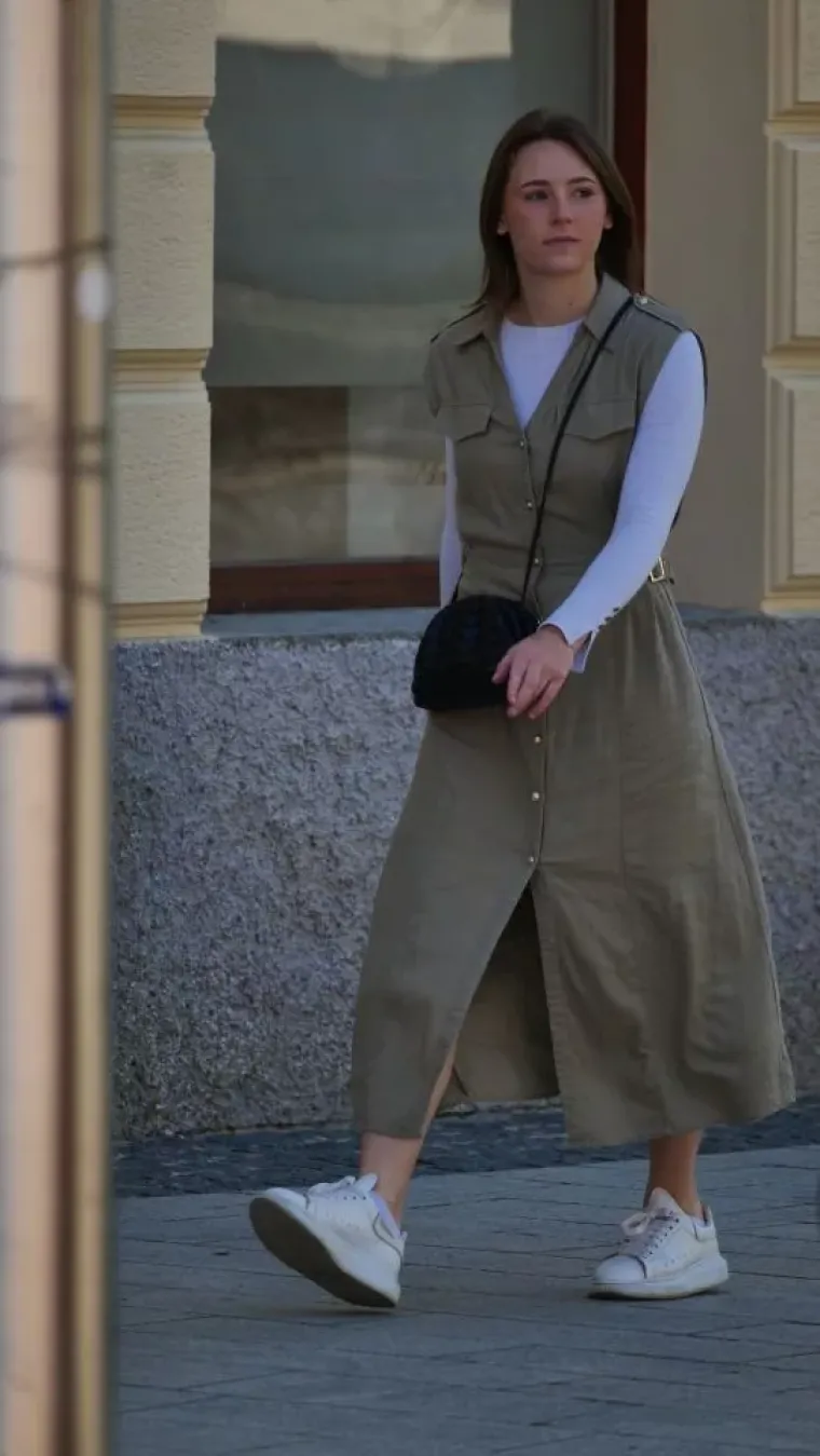 Wow! Dama u svilenoj haljini ostavila sve bez riječi i pokazala &scaron;to znači prava elegancija