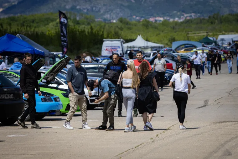 Konji divljaju, motori urlaju! U Mostaru sve 'gori' od brzine, pogledajte fotografije