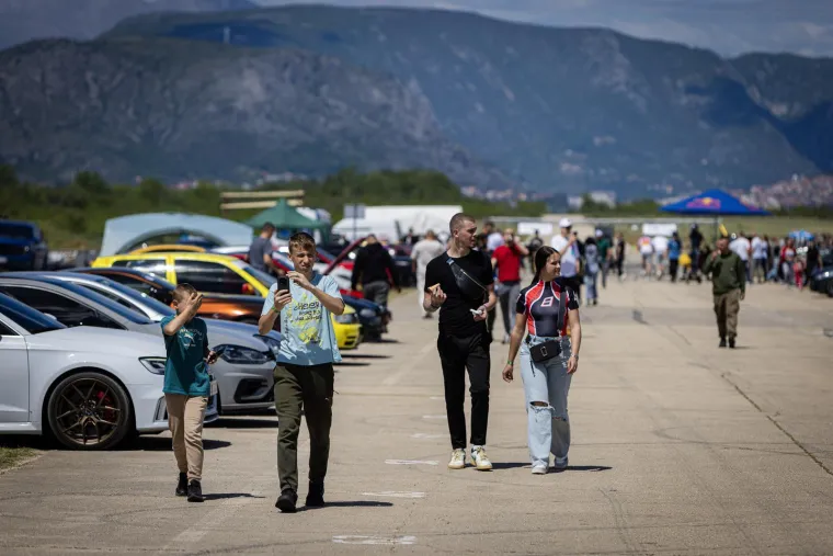 Konji divljaju, motori urlaju! U Mostaru sve 'gori' od brzine, pogledajte fotografije