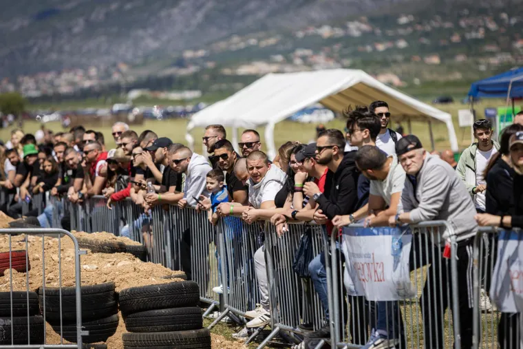 Konji divljaju, motori urlaju! U Mostaru sve 'gori' od brzine, pogledajte fotografije