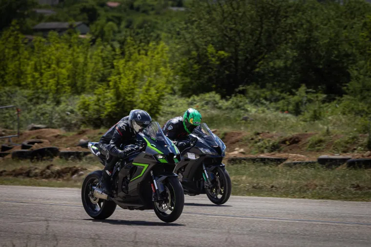 Konji divljaju, motori urlaju! U Mostaru sve 'gori' od brzine, pogledajte fotografije
