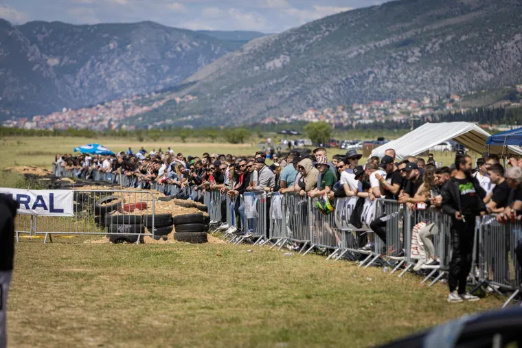 Konji divljaju, motori urlaju! U Mostaru sve 'gori' od brzine, pogledajte fotografije