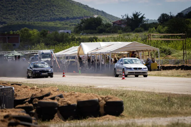 Konji divljaju, motori urlaju! U Mostaru sve 'gori' od brzine, pogledajte fotografije