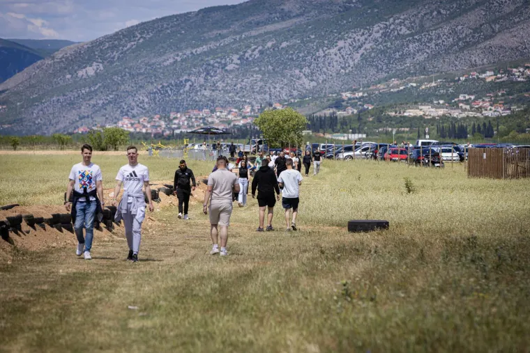 Konji divljaju, motori urlaju! U Mostaru sve 'gori' od brzine, pogledajte fotografije