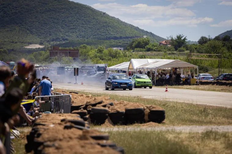 Konji divljaju, motori urlaju! U Mostaru sve 'gori' od brzine, pogledajte fotografije