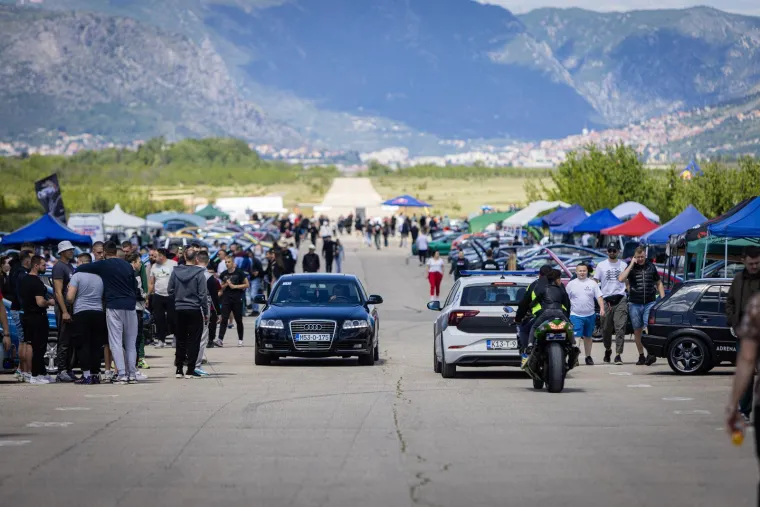 Konji divljaju, motori urlaju! U Mostaru sve 'gori' od brzine, pogledajte fotografije