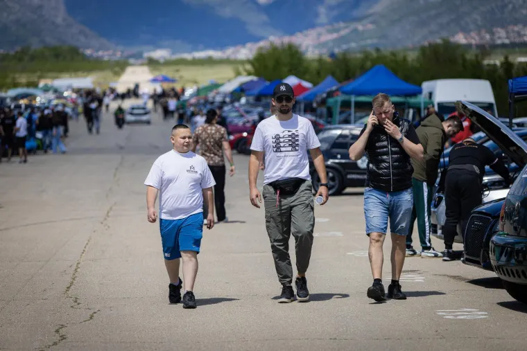Konji divljaju, motori urlaju! U Mostaru sve 'gori' od brzine, pogledajte fotografije