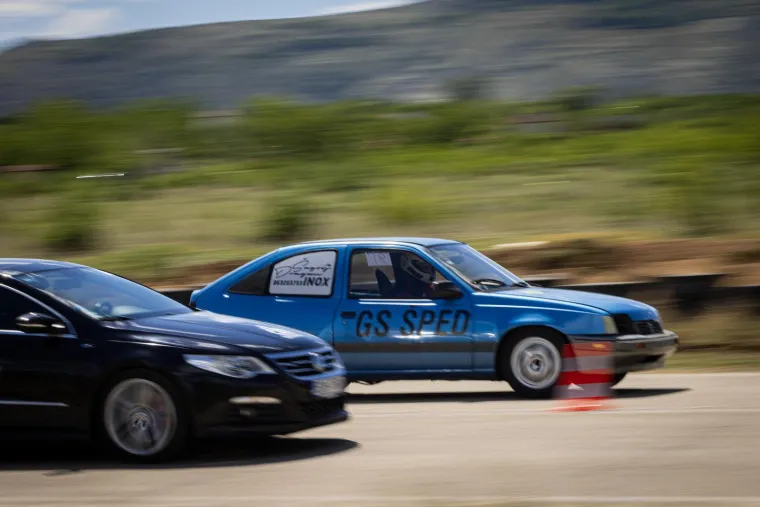 Konji divljaju, motori urlaju! U Mostaru sve 'gori' od brzine, pogledajte fotografije