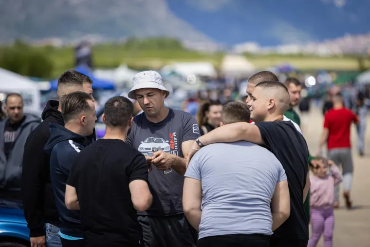 Konji divljaju, motori urlaju! U Mostaru sve 'gori' od brzine, pogledajte fotografije