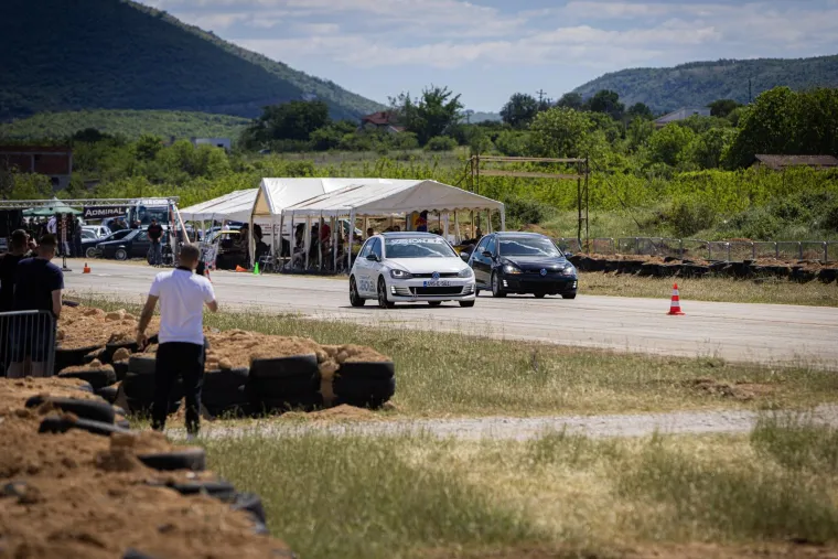 Konji divljaju, motori urlaju! U Mostaru sve 'gori' od brzine, pogledajte fotografije