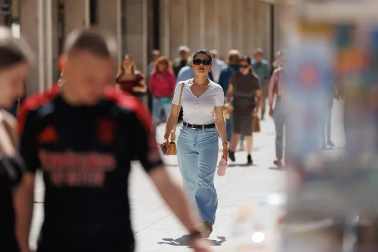 Zanosna plavu&scaron;a u ružičastoj haljini i srebrenim &scaron;tiklama ukrala sve poglede na zadarskoj &scaron;pici