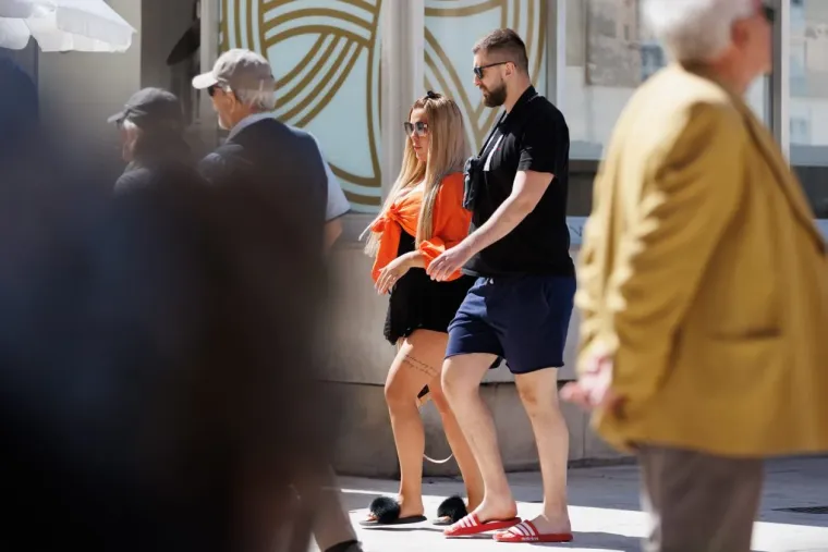Zanosna plavu&scaron;a u ružičastoj haljini i srebrenim &scaron;tiklama ukrala sve poglede na zadarskoj &scaron;pici
