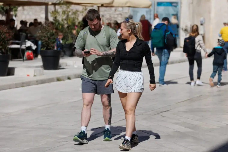 Zanosna plavu&scaron;a u ružičastoj haljini i srebrenim &scaron;tiklama ukrala sve poglede na zadarskoj &scaron;pici