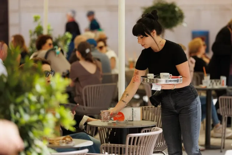 Zanosna plavu&scaron;a u ružičastoj haljini i srebrenim &scaron;tiklama ukrala sve poglede na zadarskoj &scaron;pici
