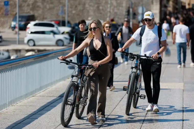 Zanosna plavu&scaron;a u ružičastoj haljini i srebrenim &scaron;tiklama ukrala sve poglede na zadarskoj &scaron;pici
