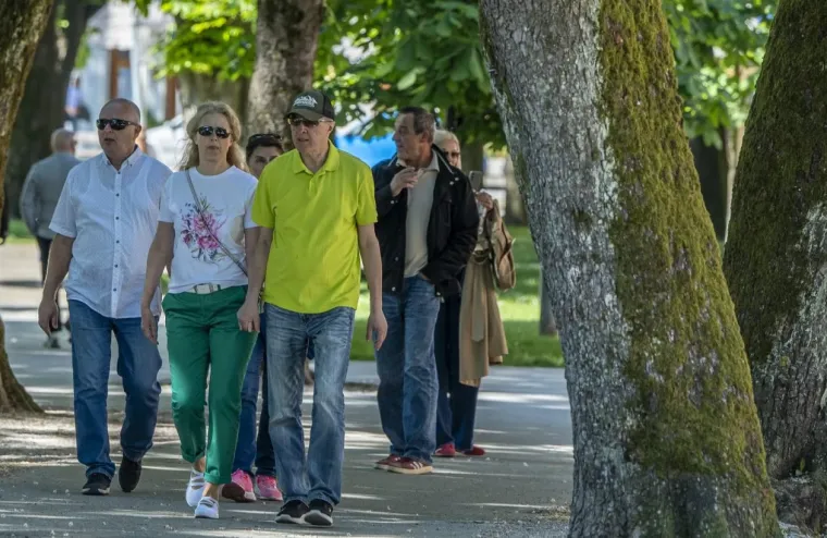 Modni đir koji osvaja: U outfitima na prugice Karlovčanke pokazale kako se nosi proljeće sa stilom
