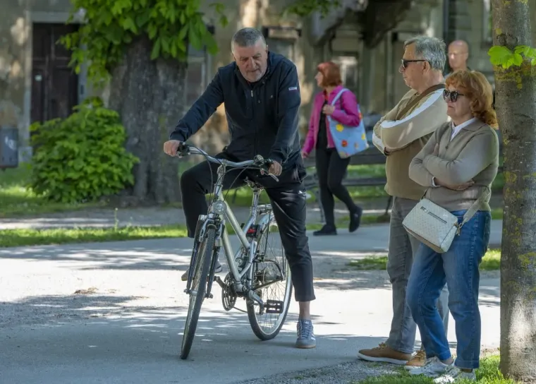 Modni đir koji osvaja: U outfitima na prugice Karlovčanke pokazale kako se nosi proljeće sa stilom