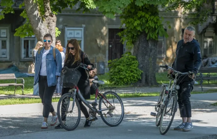 Modni đir koji osvaja: U outfitima na prugice Karlovčanke pokazale kako se nosi proljeće sa stilom