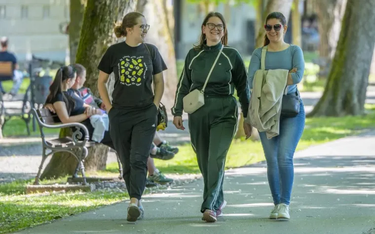 Modni đir koji osvaja: U outfitima na prugice Karlovčanke pokazale kako se nosi proljeće sa stilom