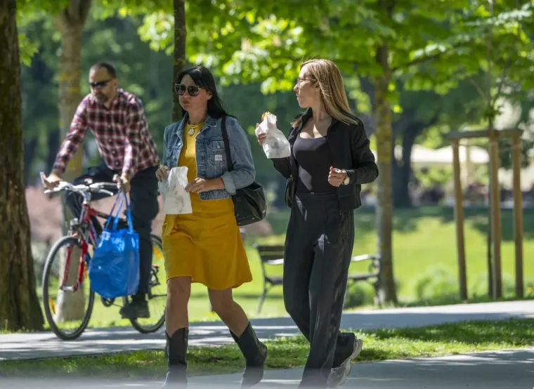 Modni đir koji osvaja: U outfitima na prugice Karlovčanke pokazale kako se nosi proljeće sa stilom