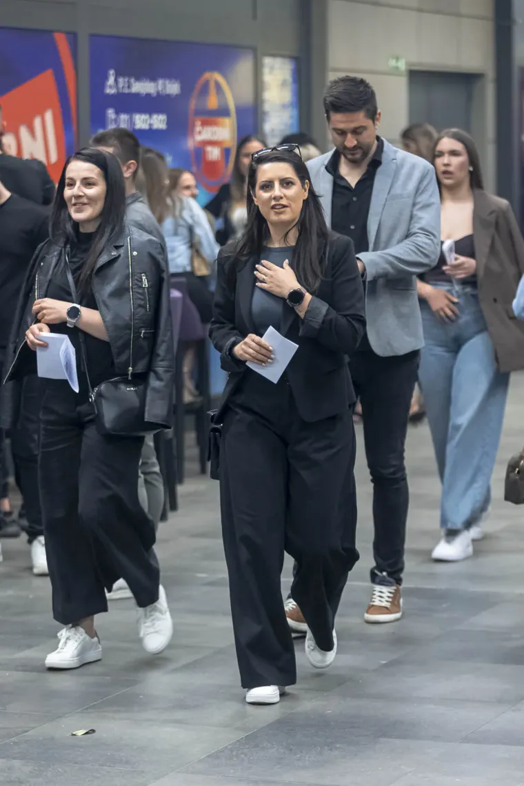 Atraktivne legice u prvim redovima plesale uz Matićeve hitove: Dama u koži kao da je si&scaron;la s piste