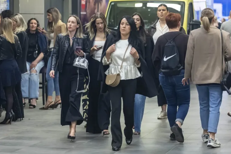 Atraktivne legice u prvim redovima plesale uz Matićeve hitove: Dama u koži kao da je si&scaron;la s piste