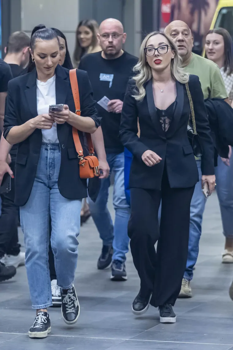 Atraktivne legice u prvim redovima plesale uz Matićeve hitove: Dama u koži kao da je si&scaron;la s piste