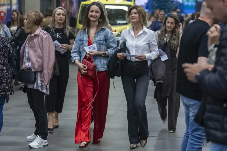 Atraktivne legice u prvim redovima plesale uz Matićeve hitove: Dama u koži kao da je si&scaron;la s piste