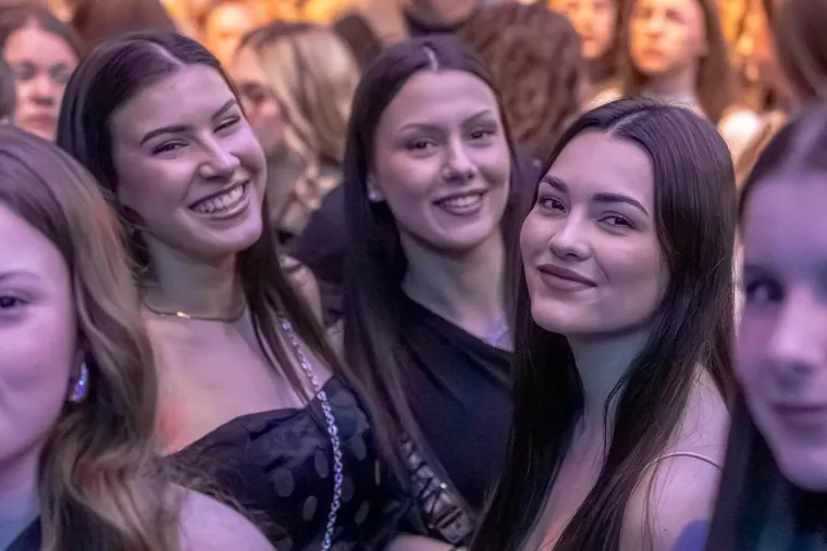 Atraktivne legice u prvim redovima plesale uz Matićeve hitove: Dama u koži kao da je si&scaron;la s piste