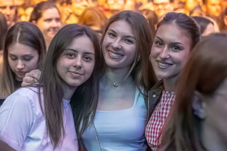 Atraktivne legice u prvim redovima plesale uz Matićeve hitove: Dama u koži kao da je si&scaron;la s piste