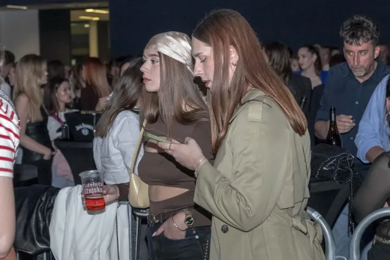Atraktivne legice u prvim redovima plesale uz Matićeve hitove: Dama u koži kao da je si&scaron;la s piste