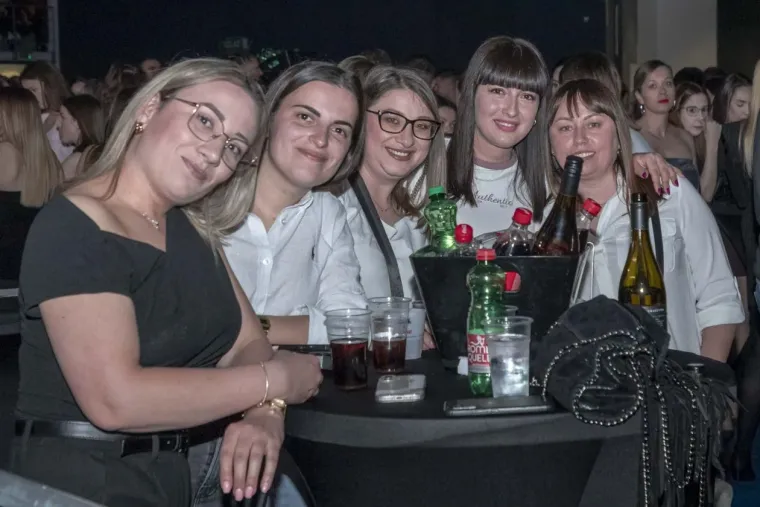 Atraktivne legice u prvim redovima plesale uz Matićeve hitove: Dama u koži kao da je si&scaron;la s piste
