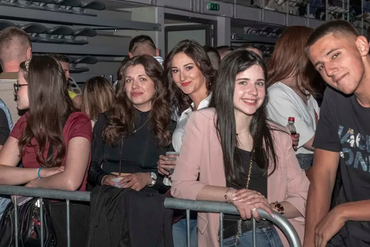 Atraktivne legice u prvim redovima plesale uz Matićeve hitove: Dama u koži kao da je si&scaron;la s piste