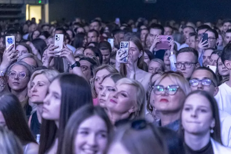 Atraktivne legice u prvim redovima plesale uz Matićeve hitove: Dama u koži kao da je si&scaron;la s piste