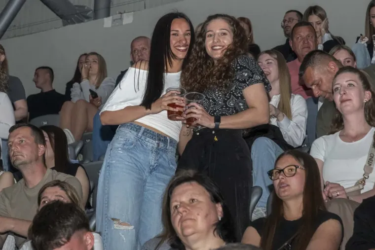 Atraktivne legice u prvim redovima plesale uz Matićeve hitove: Dama u koži kao da je si&scaron;la s piste