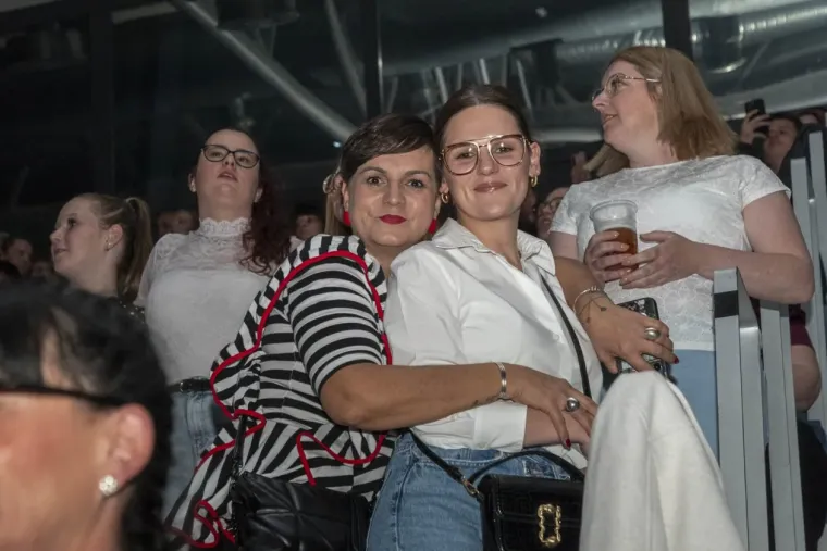 Atraktivne legice u prvim redovima plesale uz Matićeve hitove: Dama u koži kao da je si&scaron;la s piste