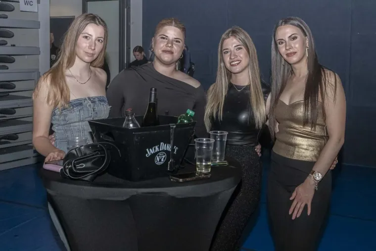 Atraktivne legice u prvim redovima plesale uz Matićeve hitove: Dama u koži kao da je si&scaron;la s piste