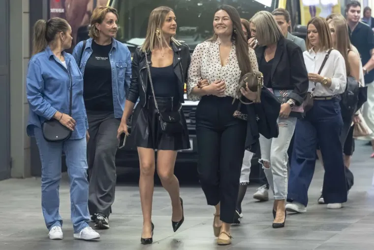 Atraktivne legice u prvim redovima plesale uz Matićeve hitove: Dama u koži kao da je si&scaron;la s piste